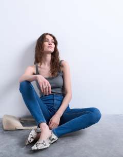 Model wearing Skinny strap scoop rib vest in dark grey marl
