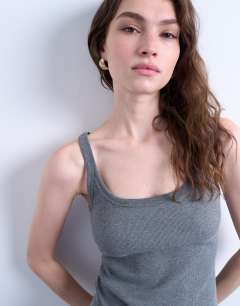 Model wearing Skinny strap scoop rib vest in dark grey marl
