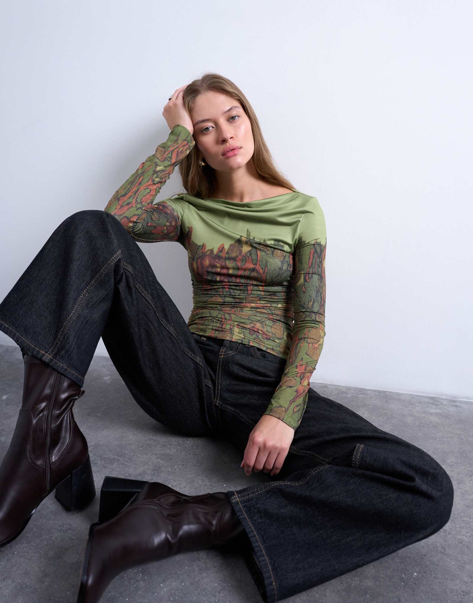 Топ из микрофибры с абстрактным принтом и вырезом лодочкой от Topshop зеленого цвета
