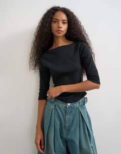Slash neck curve hem top in black