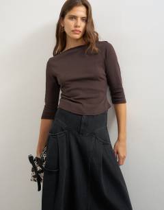 Slash neck curve hem top in chocolate