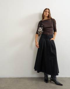 Model wearing Slash neck curve hem top in chocolate