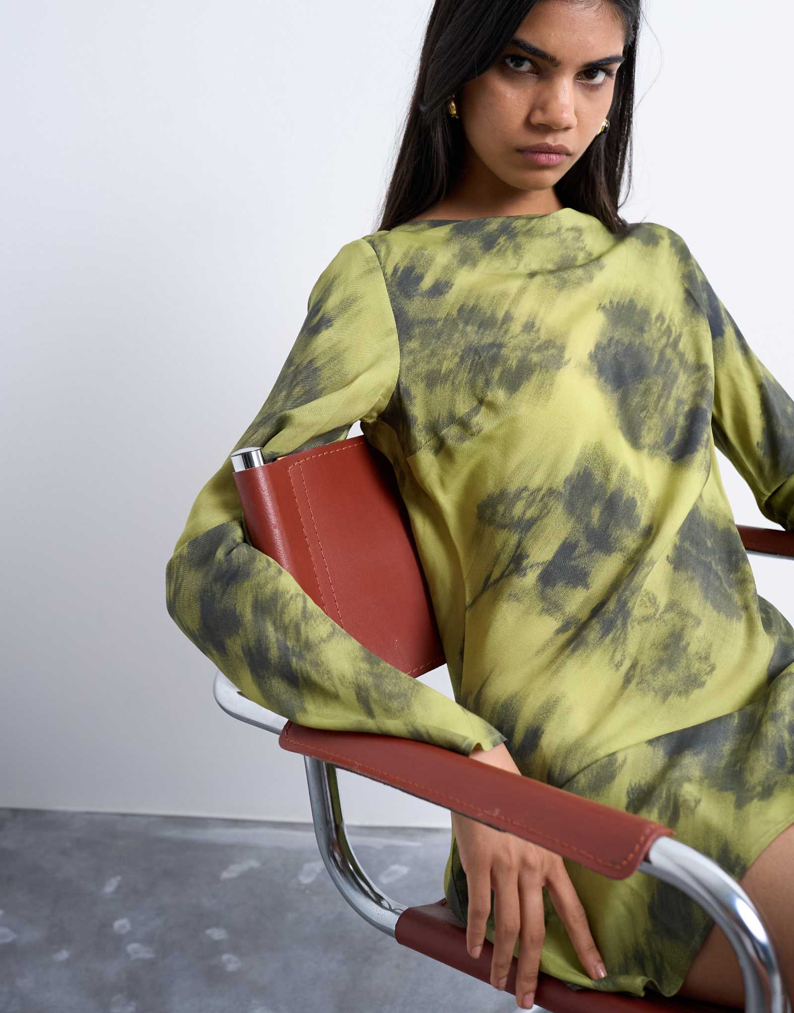 Мини-платье с вырезом лодочкой от Topshop с размытым зеленым принтом