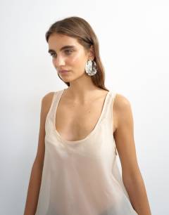 Model wearing Sleeveless organza scoop vest in oyster