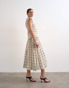 Model wearing Sleeveless pin tuck crinkle top in windowpane check