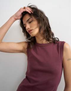 Slim tank in plum
