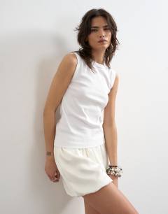 Slim tank in white