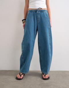 Model wearing Slouchy barrel jean in vintage blue