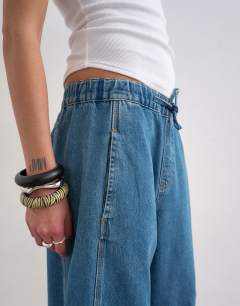 Model wearing Slouchy barrel jean in vintage blue
