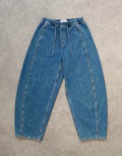 Model wearing Slouchy barrel jean in vintage blue