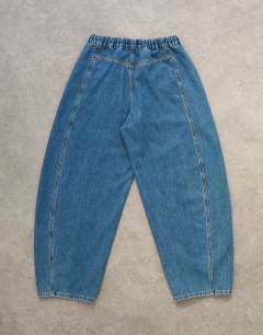 Model wearing Slouchy barrel jean in vintage blue