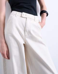 Model wearing Smart barrel leg trouser in ecru