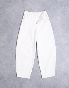 Model wearing Smart barrel leg trouser in ecru