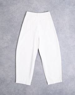 Model wearing Smart barrel leg trouser in ecru