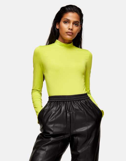 Topshop - Soepelvallende body met lange mouwen en opstaande boord in lichtgeel