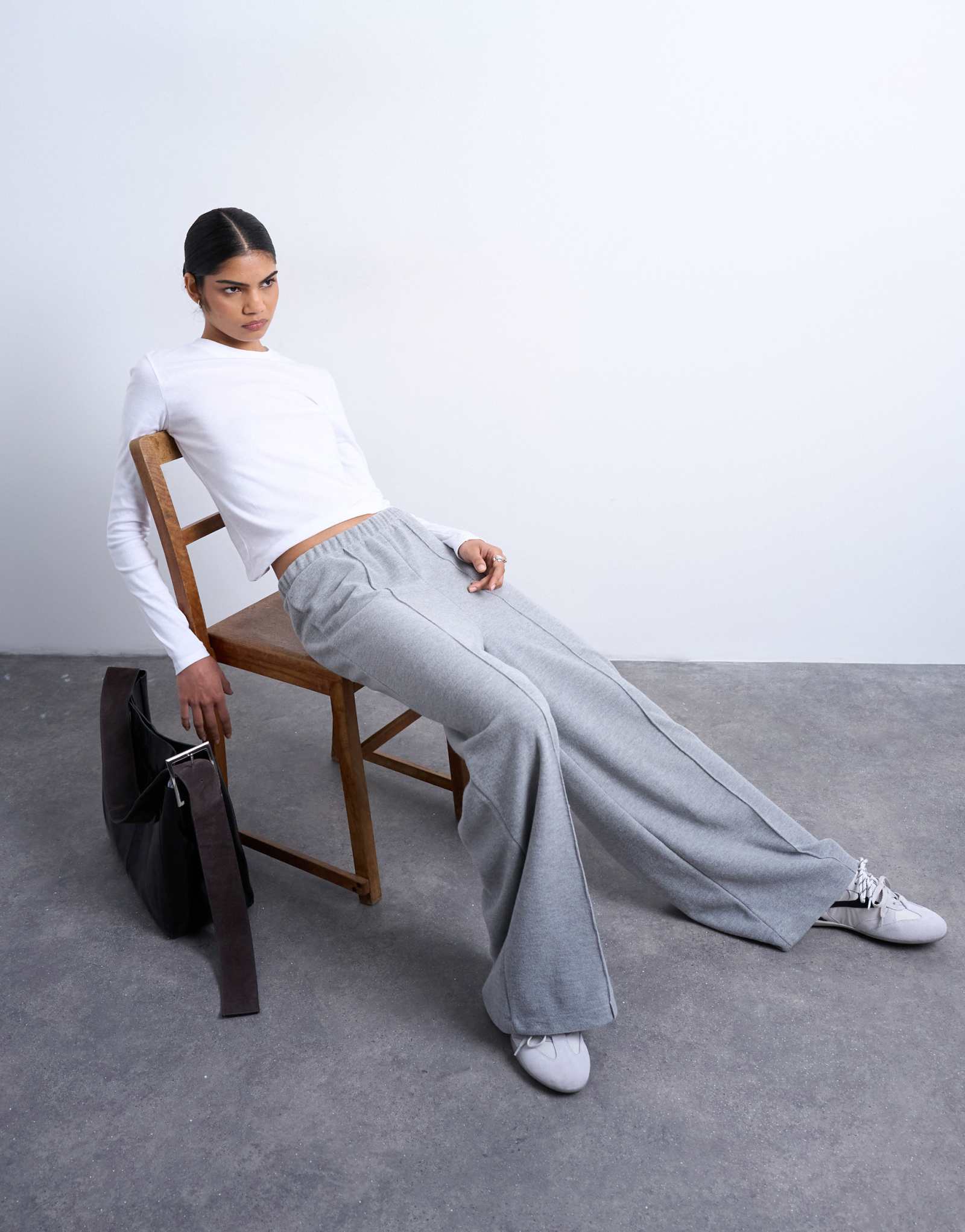 Брюки с защипами Topshop soft touch серого цвета с матовой отделкой