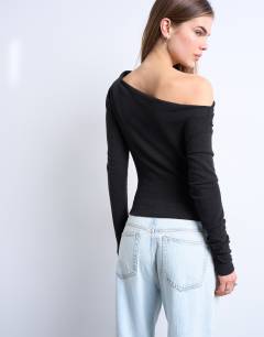 Model wearing Soft touch ruched off shoulder top in chocolate