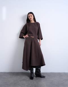 Model wearing Soft touch super wide crop sleeve tee co-ord in chocolate