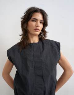Soft zip through structured shoulder top in black 