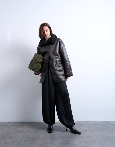 Topshop - Sort oversized mellemlang kørefrakke med påsyede lommer i imiteret lammeskind - view 1