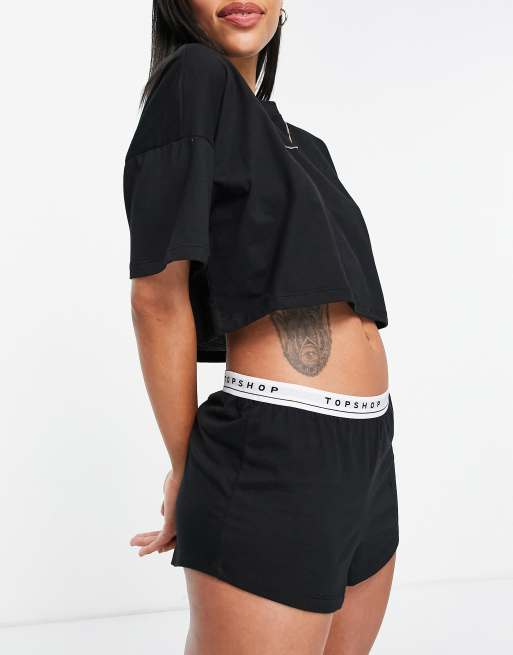 Topshop - Sort pyjamassæt med top med firkantet pasform & shorts med branding