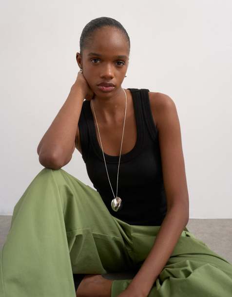 Topshop - Sort ribstrikket top med dyb, rund hals - view 1