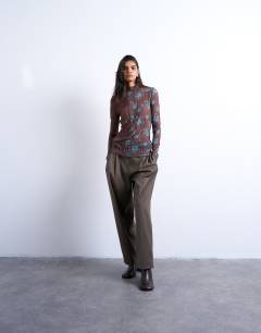 Model wearing Spliced crinkle mesh long sleeve top  in brown and turquoise