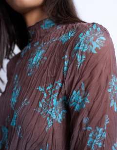 Model wearing Spliced crinkle mesh long sleeve top  in brown and turquoise
