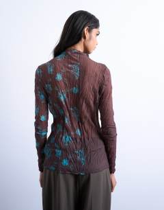 Model wearing Spliced crinkle mesh long sleeve top  in brown and turquoise