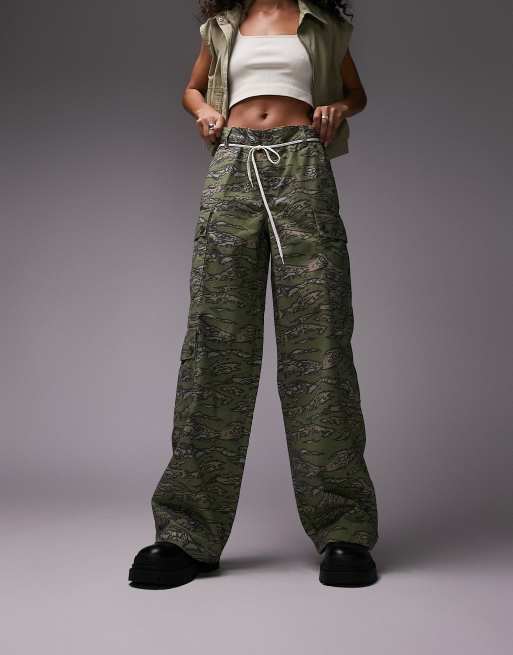 Topshop – Spodnie w stylu roboczym z szerokimi nogawkami w kolorze khaki we wzór moro