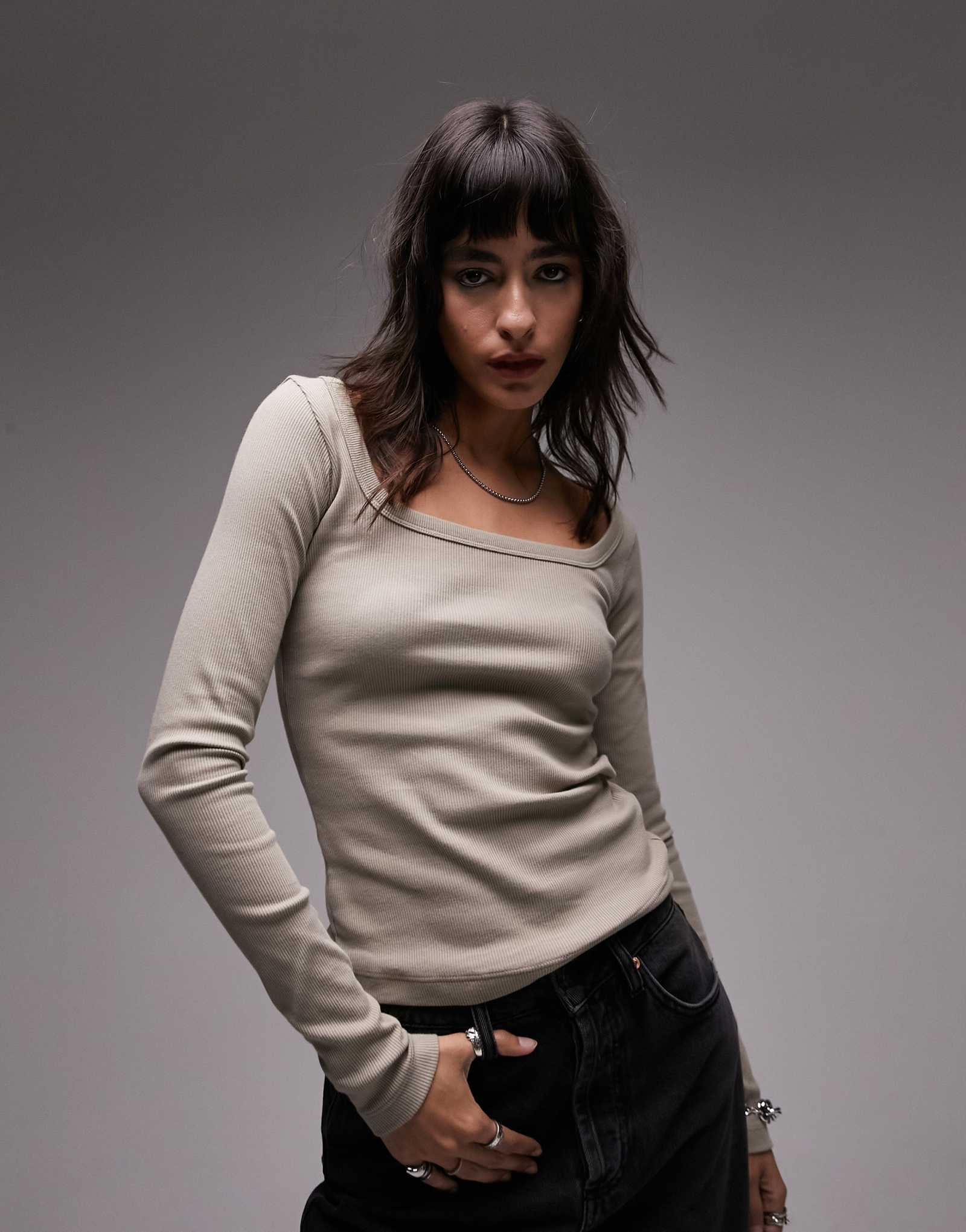 Темно-серый топ с квадратным вырезом и длинными рукавами от Topshop 4490₽