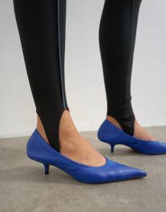 Model wearing Stirrup piping leggings in black
