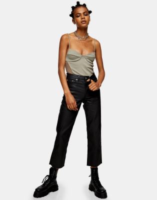 Topshop - Straight Jeans in beschichtetem Schwarz