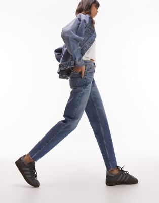 Topshop - Straight Jeans in Mittelblau mit mittelhohem Bund und unversäubertem Saum