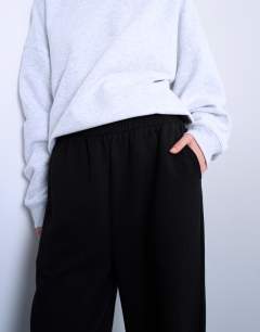 Model wearing Straight leg jogger in black