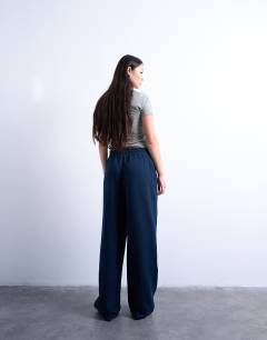 Model wearing Straight leg jogger in navy