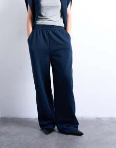 Model wearing Straight leg jogger in navy