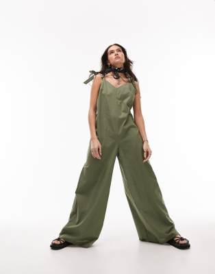 Topshop - Strand-Jumpsuit im Leinenlook in Khaki mit Bindeband an den Schultern-Grün