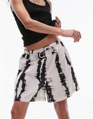 Topshop - Strandshorts mit Batikmuster-Bunt