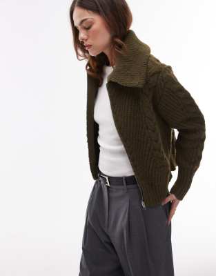 Topshop - Strickjacke in Khaki mit Reißverschluss, Zopfmuster und extremem Kragen-Grün