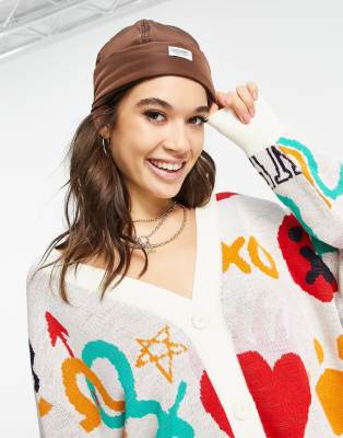 Topshop - Strickmütze aus Nylon in Schokoladenbraun mit Etikettlogo