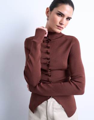 Topshop - Strickoberteil in Schokobraun mit Rüschen und Knopfdetail-Brown