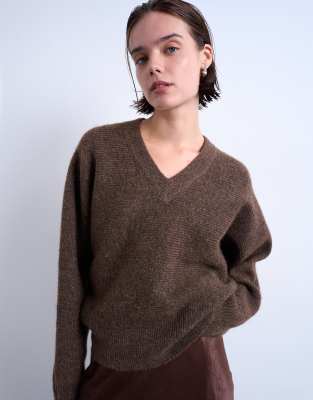 Topshop - Strickpullover in Braun mit hohem V-Ausschnitt und horizontalem Strickdesign-Brown