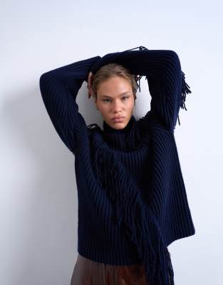 Topshop - Strickpullover in Marineblau mit hohem Ausschnitt und Fransen
