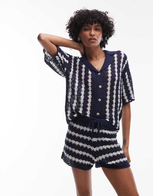 Topshop - Strikkede shorts med blå og elfenbenshvide striber - Del af sæt