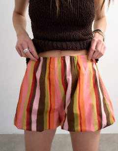 Model wearing Stripe bubble hem short in pink