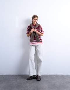 Model wearing Stripe premium basic short sleeve tee in burgundy 