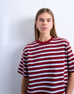Model wearing Stripe premium basic short sleeve tee in burgundy 