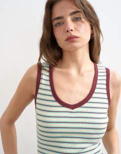 Model wearing Stripe rib v-neck vest in burgundy