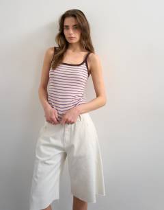 Model wearing Stripe skinny strap scoop rib vest in lilac
